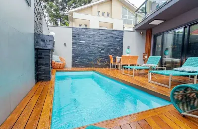 Casa em condomínio fechado com 4 quartos para alugar na Rua Theodoro Makiolka, Santa Cândida, Curitiba por R$ 21.000