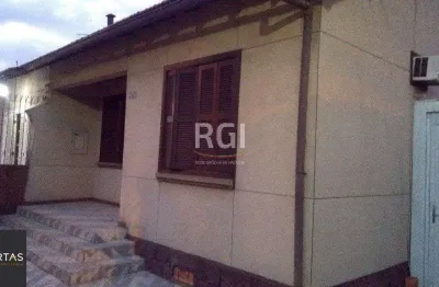 Casa de 3 dormitórios, vagas e pátio - passo da areia