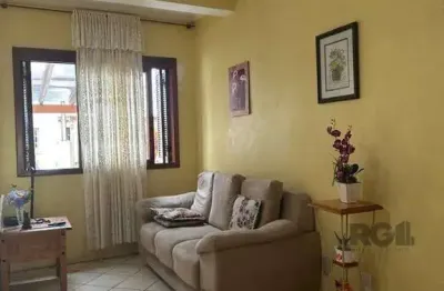 Sobrado com 02 dormitórios, living, lavabo, banheiro social,  cozinha com área de serviço e pateo.