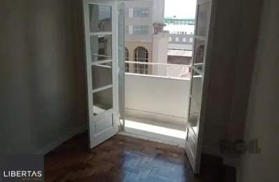 Apartamento com 3 quartos, desocupado no centro histórico.