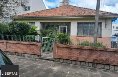Casa de 5vquartos e 3 vagas de garagem no bairro santana em porto alegre
