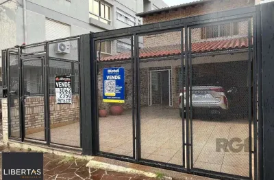 Casa de três quartos, suíte e quatro vagas de garagem no bairro Menino Deus em Porto Alegre