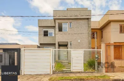 Sobrado, 185 metros quadrados privativo, com 3 quartos, 1 suíte, living e cozinha integrados, lareira, churrasqueira, lavabo e 2 vagas de garagem.                       e 2 vagas de garagem