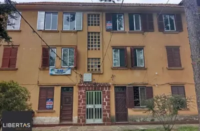 Vende no iapi, último andar, dois lances de escada, reformado