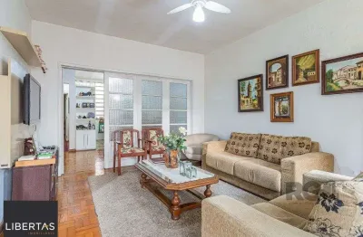 Casa  com 3 quartos, 2 banheiros e vaga de garagem,