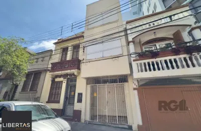 Casa com 4 dormitórios e pátio com churrasqueira no centro histórico