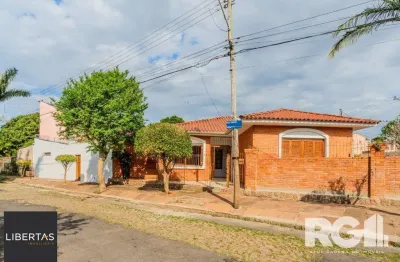 Casa com 3 quartos à venda na Rua Oiampi, 420, Guarujá, Porto Alegre