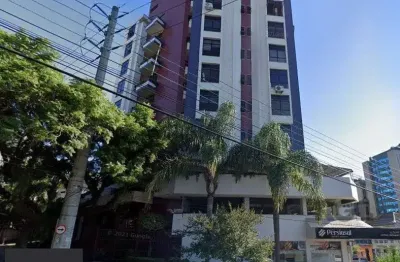 04 salas com 160m², todas interligadas no mesmo corredor,  03 vagas cobertas, 04 banheiros sendo 01 transformado em cozinha de fácil reversão.