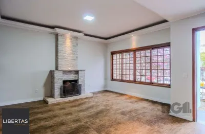 Casa de 214m² com 4 dormitórios, 1 suíte, piscina e 2 vagas no bairro teresópolis