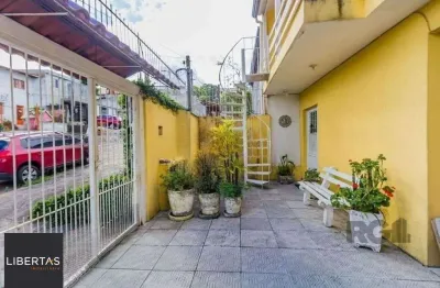 São duas casas no mesmo pátio, com 308,22m² de área construída. próxima a av. teresópolis.