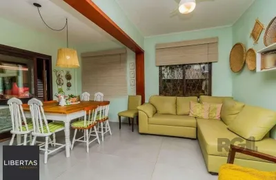 Impecável casa no bairro medianeira. living de 3 ambientes com lareira. com 4 dormitórios sendo 1 suíte também com lareira. ampla cozinha mobiliada e reformada. dormitórios com armários fixos .