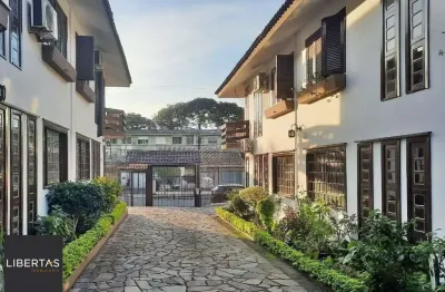 Casa em condomínio com 3 dormitórios, sendo 1 suíte e vaga para dois carros no bairro tristeza