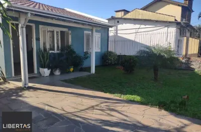 Casa com 250m²,  2 quartos, 1 suite, edícula, no bairro nonoai