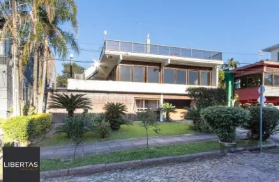 Casa em condomínio que possui  3 dormitórios, sendo 1suíte, lavabo, escritório, possibilidade de um 4 dormitório,