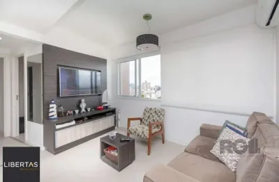 Apartamento andar alto que possui 2 dormitórios, sendo 1 súite, living para 2 ambientes, cozinha mobiliada, banheiro auxiliar