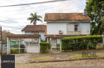 Casa no bairro cristal, possui 4 dormitórios, sendo 1suíte, closet e banheira de hidromassagem, com possibilidade de um podendo 1 dormitórios extra.