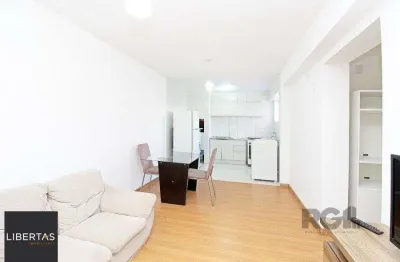 Apartamento 2 dormitórios com excelente localização, ventilado e iluminado., mobiliado, com churrasqueira ,  split nos quartos.