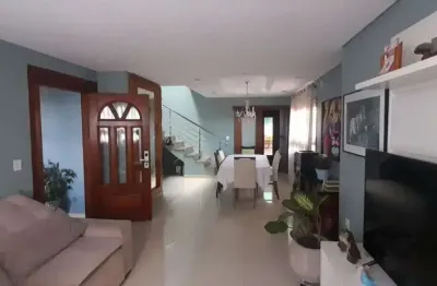 Casa com 03 quartos, sendo 01 suíte, 03 vagas de garagem.