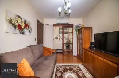 Casa de 289m² - 3 dormitórios, 1 suíte, 4 salas, churrasqueira, pátio e 4 vagas de garagem no bairro partenon