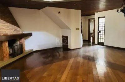 Encantadora residência com 03 dormitórios sendo 01 suíte e piscina.