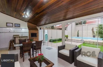 Excelente casa de 379m² com 3 dormitórios, piscina e 4 vagas.