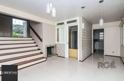 Excelente casa de 147m² com 3 dormitórios, 4 vagas e 1 piscina.