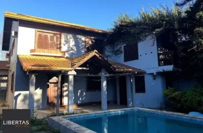 Casa de 365m² - 4 dormitórios sendo 3 suítes e 5 vagas de garagem no bairro partenon