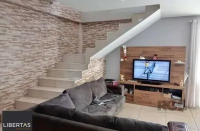 Casa de 191m² com 4 dormitórios, churrasqueira e piscina.