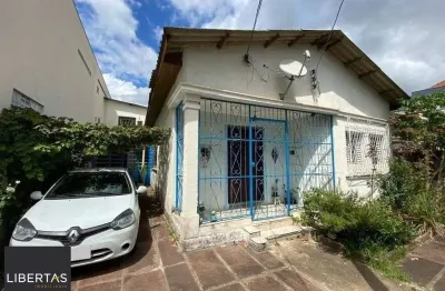 Ampla casa de 180m² com 2 dormitórios e churrasqueira.