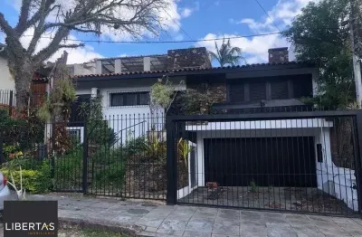 Excelente casa de 308 m² com 4 suítes e 4 vagas de garagem.