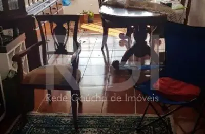 Apartamento desocupado, 2 quartos, andar alto, garagem  na cidade baixa.