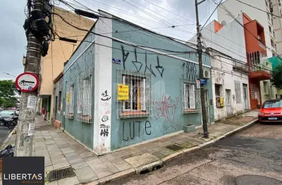 Casa de esquina com 64m², próximo ao cais embarcadero