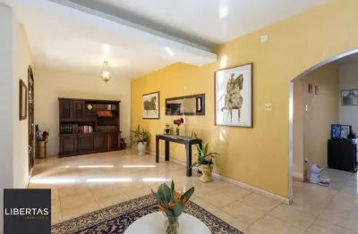Sobrado com 345m² privativos, 3 suites, 2 vagas, churrasqueira. pátio com piscina - bairro cristal