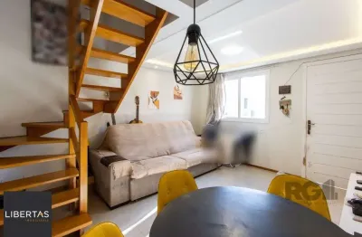 Casa em condomínio,  possui 2 dormitórios, sala para 2 ambientes e 1 vaga.