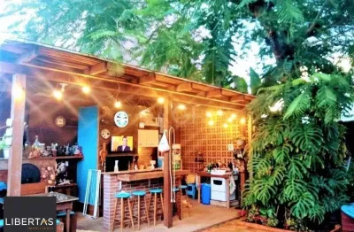 Casa com 233m², 2 dormitórios sendo 1 suíte, living com lareira, espaço gourmet com churrasqueira, pátio e 2 vagas de garagem no bairro sarandi