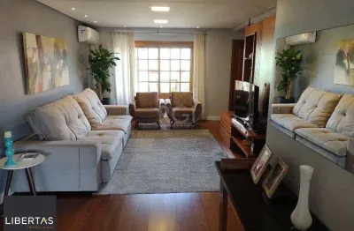 Excelente casa com 03 suíte, espaço gourmet com churrasqueira, living com lareira, pátio com piscina e garagem para 02 carros no bairro espírito santo