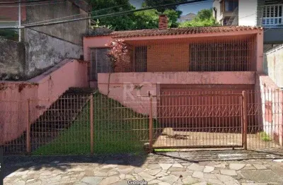 Casa com 03 dormitórios, churrasqueira, pátio com piscina e 5 vagas de garagem no bairro menino deus