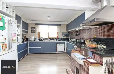 Casa para venda - 220m², 2 dormitórios, sendo 2 suites, 3 vagas - teresópolis