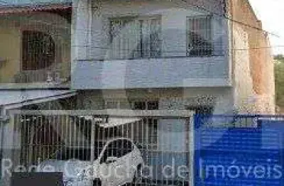 Casa com 4 quartos, 4 banheiros  e amplo pátio no miolo do bairro cidade baixa!