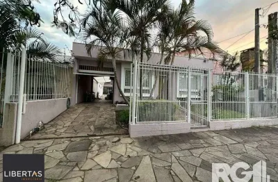 Casa reformada com pátio e espaço gourmet em frente à praça