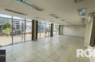 Prédio comercial reformado com auditório e 30 salas equipadas
