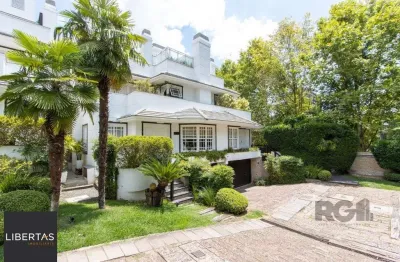 Casa em condominio, mobiliada com 741m² privativos , com 3 suítes- master