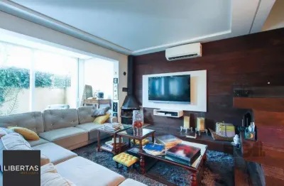 Casa com 327m² de área privativa, oferecendo 3 dormitórios, sendo 3 suítes