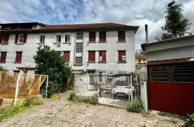 Vende apto de 02 dormitórios, sala, cozinha, banheiro, área e um pequeno pátio