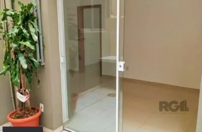 Apartamento garden com dois pátios  privativas,  1 dormitório, sala, cozinha, 1 banheiro   na av. getúlio vargas.