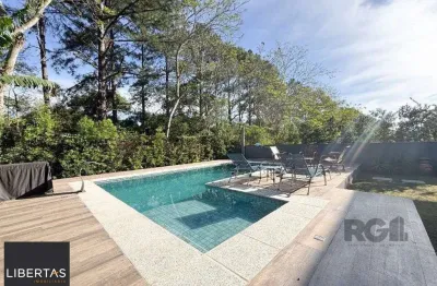 Casa em condomínio com pátio, piscina, 3 suítes e 2 vagas