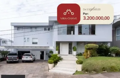 Casa em condominio . com 6 suites, sendo 3 suítes master com closet e hidro.