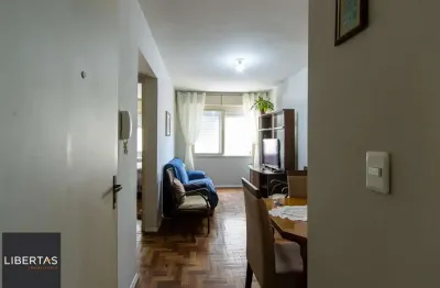 Apartamento com 1 quarto com vaga coberta e escriturada no bairro cristal.