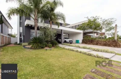 Casa com  3 suítes no piso superior, mais 1 suíte no primeiro pavimento.