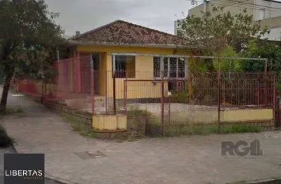 Terreno de esquina com área de 363m² localizado no bairro vila ipiranga em porto alegre/rs.